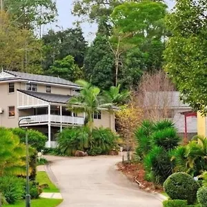 Villa 4br Exec Large House Close To Shops,train & Buses