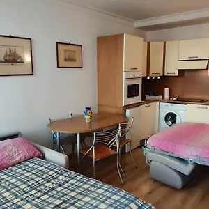 Apartment Close To Beaches And Shops, Up 6 Pers